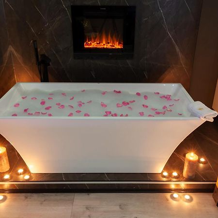 לבוב Royal Romantic Apartment With Bathtub מראה חיצוני תמונה
