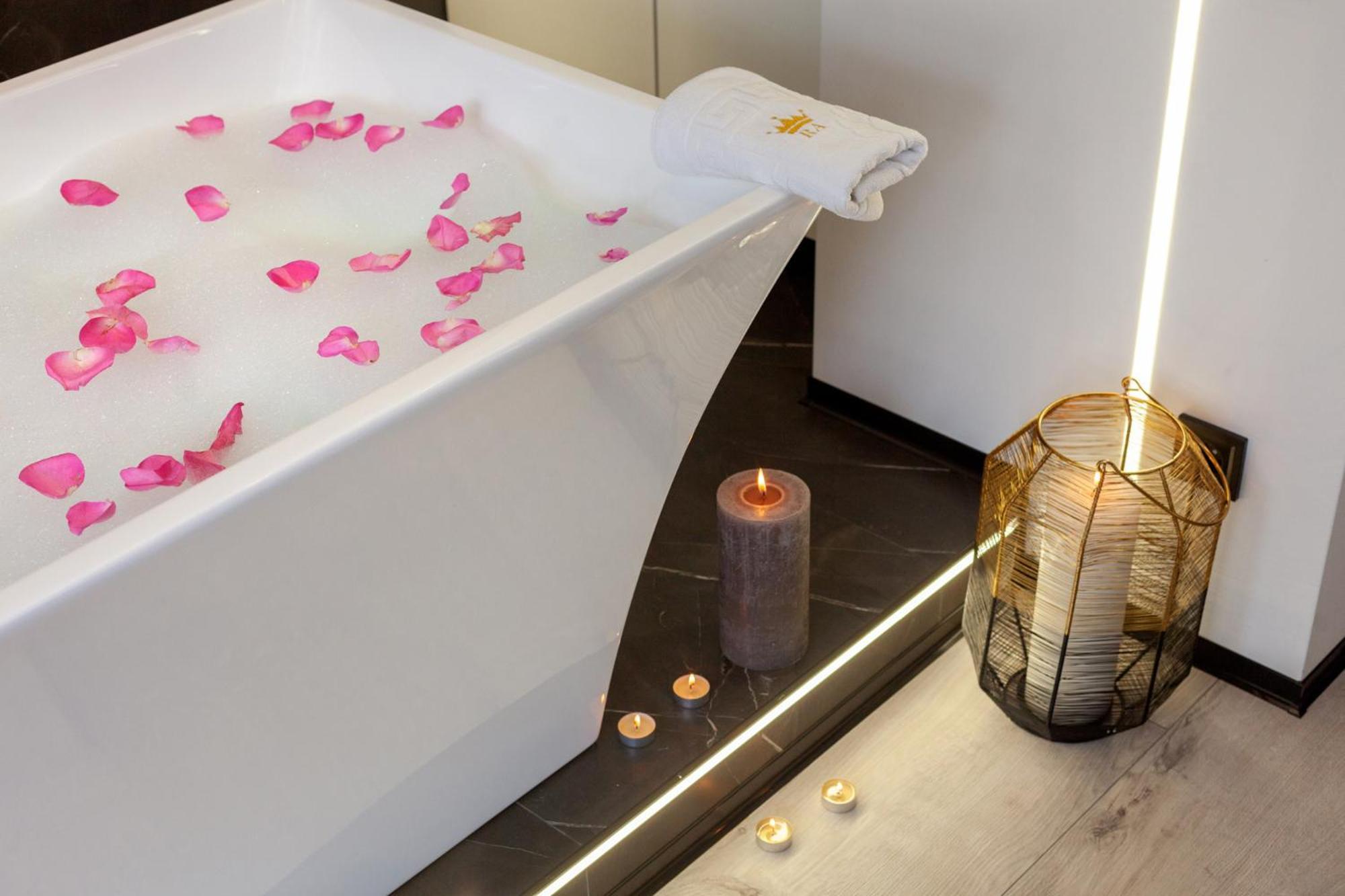 לבוב Royal Romantic Apartment With Bathtub מראה חיצוני תמונה