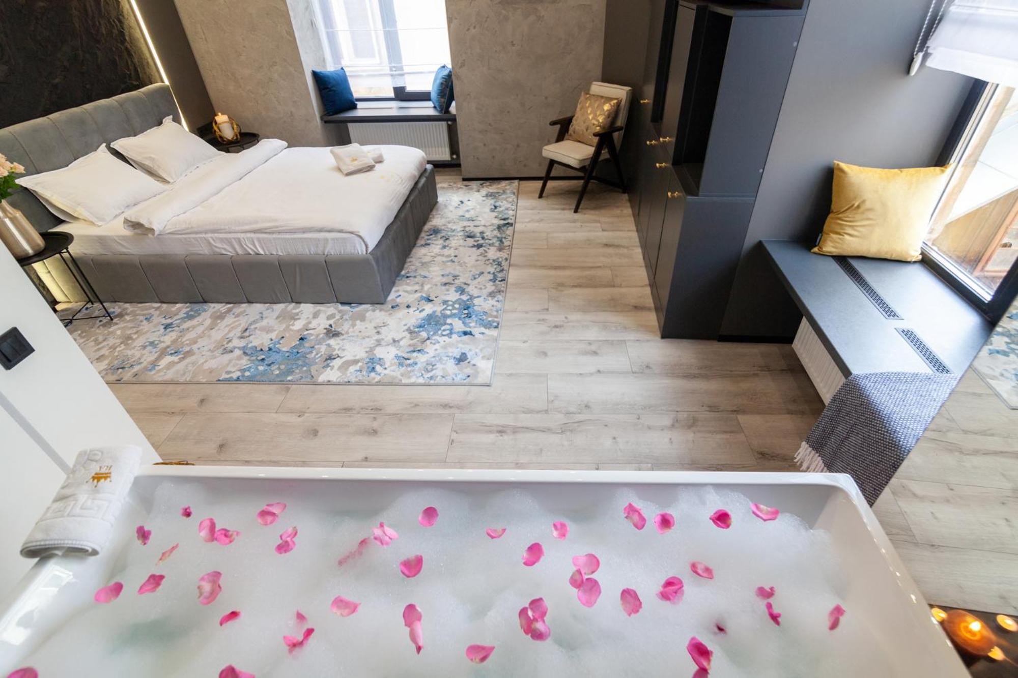 לבוב Royal Romantic Apartment With Bathtub מראה חיצוני תמונה