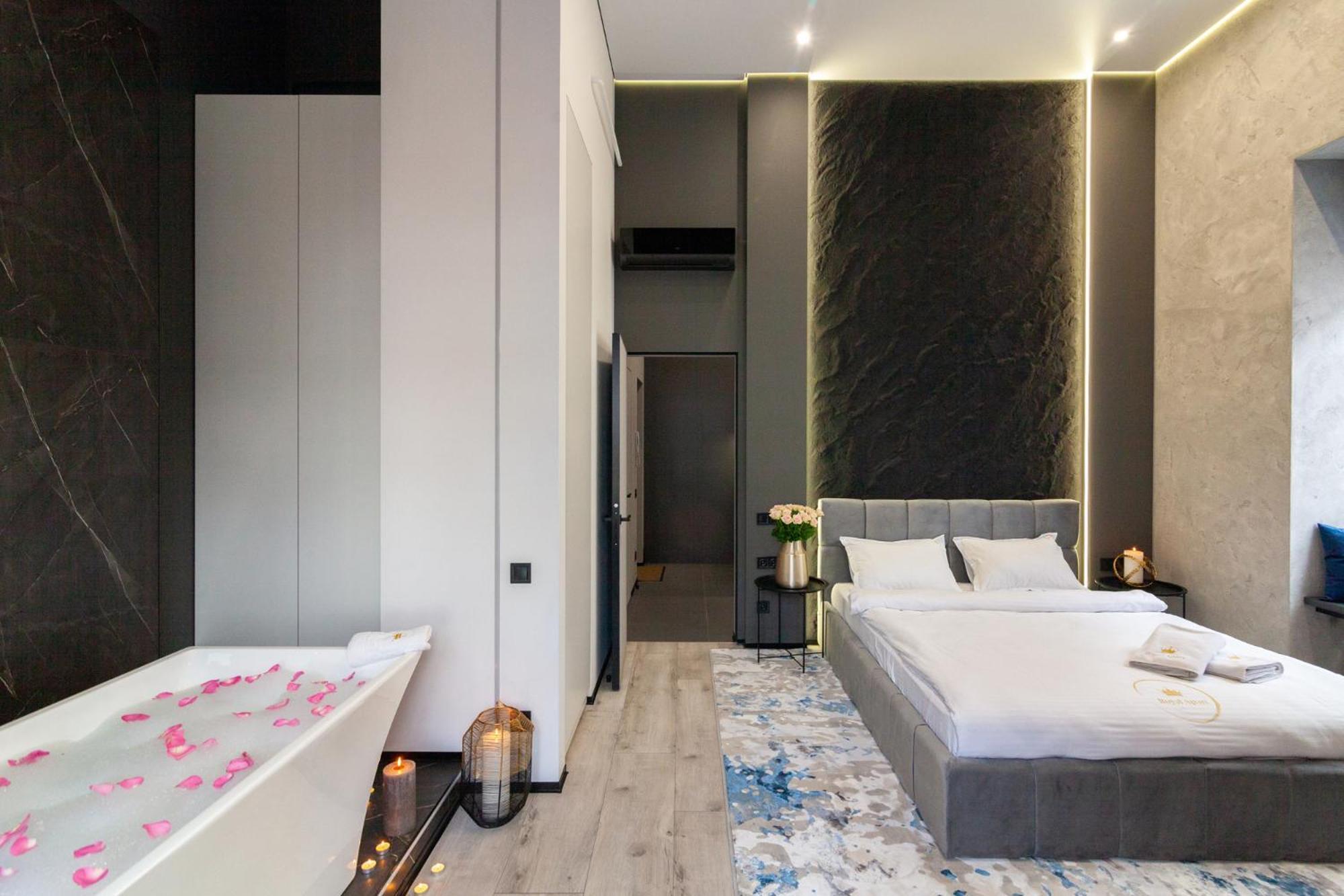 לבוב Royal Romantic Apartment With Bathtub מראה חיצוני תמונה