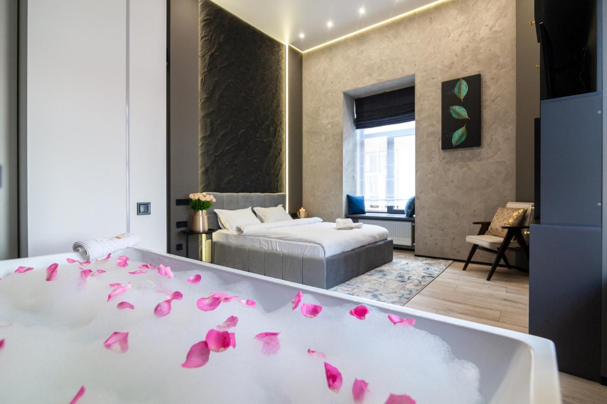 לבוב Royal Romantic Apartment With Bathtub מראה חיצוני תמונה